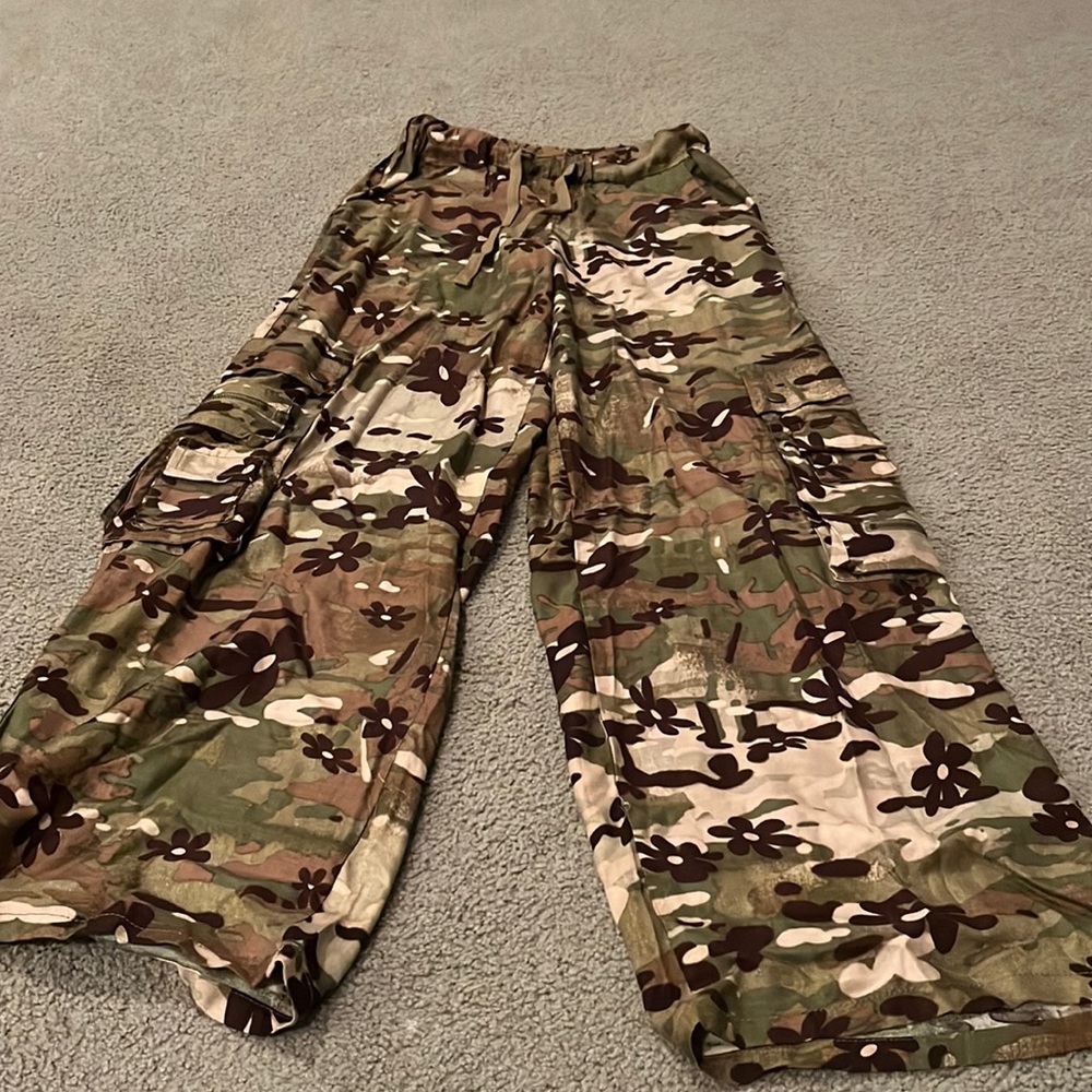 urban outfitters camo pant size xtra small